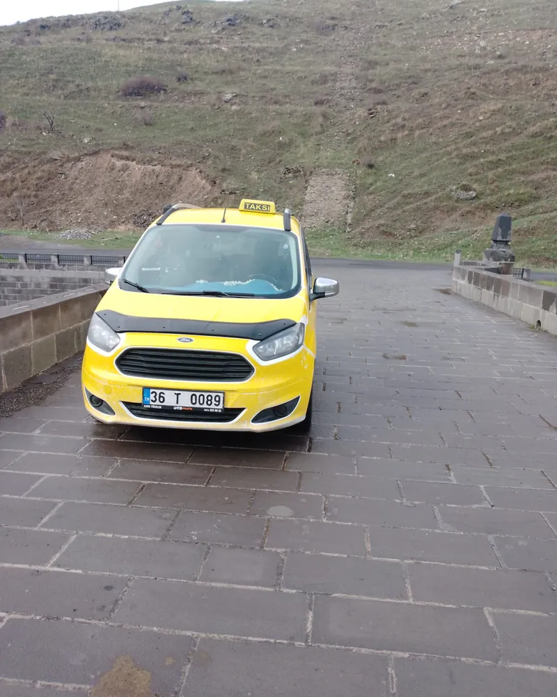 Yellow Ford taxi with plate 36 T 0089